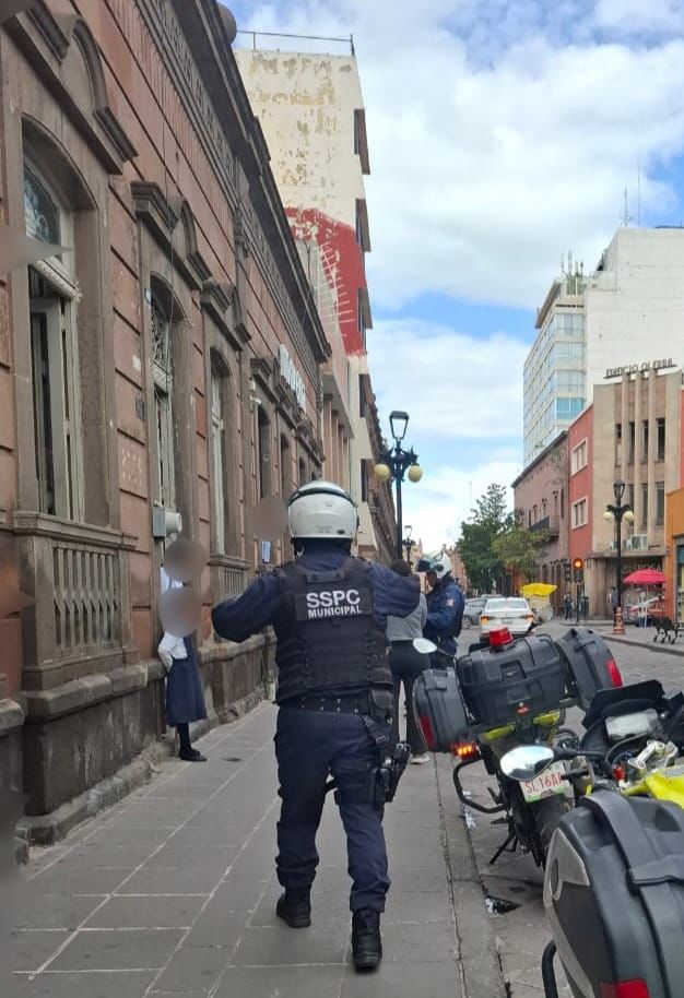 Fotografía de un oficial de policia en el lugar de los hechos